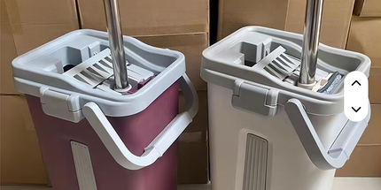 Limpiador de piso rectangular con base de microfibra giratorio con balde escurridor automatico en plastico y mango en acero inoxidable. Medidas en las imágenes