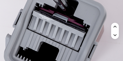 Limpiador de piso rectangular con base de microfibra giratorio con balde escurridor automatico en plastico y mango en acero inoxidable. Medidas en las imágenes