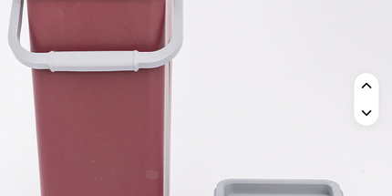 Limpiador de piso rectangular con base de microfibra giratorio con balde escurridor automatico en plastico y mango en acero inoxidable. Medidas en las imágenes