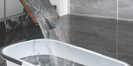 Limpiador de piso rectangular con caño de acero inoxidable y limpiador de plastico con paño de microfibra de 42Cm mas cubo plegable