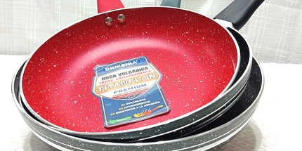 Set de 3 sarténes de teflón BRIKEINA de distintas dimensiones y un utensillo