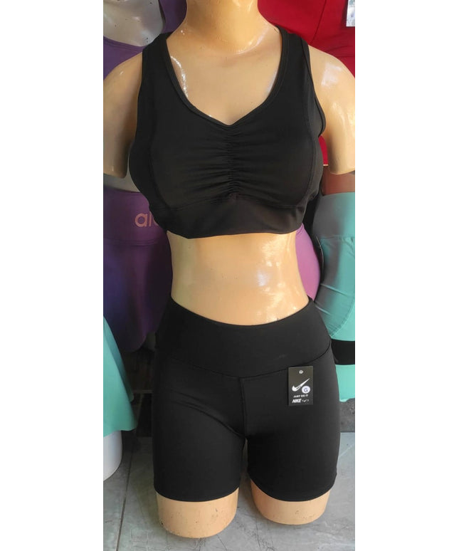 Conjunto calza corta con bolsillo atrás y top. Color negro. Talles M L y XL