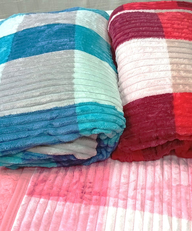 Acolchado polar corderito muy suave. Dos plazas y media. Motivos colores varios