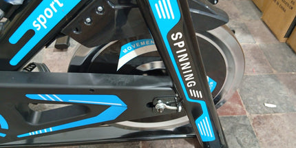 Bicicleta de Spinning silenciosa, equipo de Fitness con volante de inercia grande