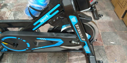 Bicicleta de Spinning silenciosa, equipo de Fitness con volante de inercia grande