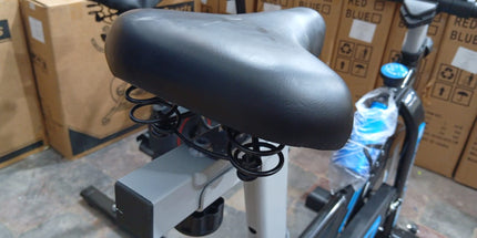 Bicicleta de Spinning silenciosa, equipo de Fitness con volante de inercia grande