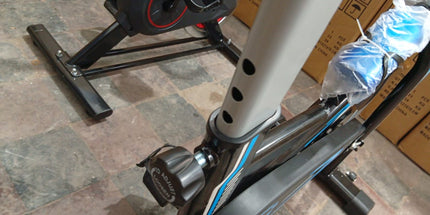 Bicicleta de Spinning silenciosa, equipo de Fitness con volante de inercia grande