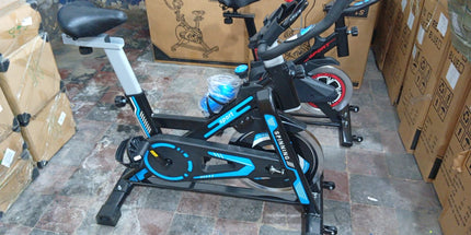 Bicicleta de Spinning silenciosa, equipo de Fitness con volante de inercia grande