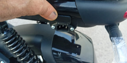 Moto eléctrica Modelo KLM 35 Km/h 200kg 25Km de autonomía, batería de ácido, pantalla LCD