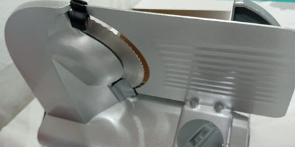 Maquina de cortar fiambre 400w MEDIANA  y muy práctica