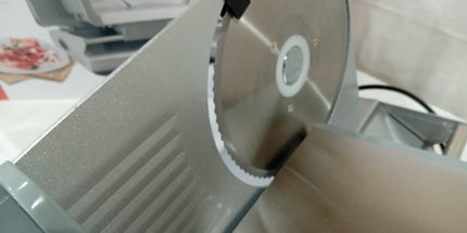 Maquina de cortar fiambre 400w MEDIANA  y muy práctica