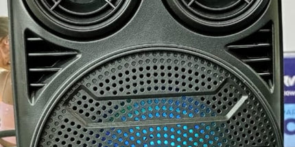 Parlante DINAX SOUND, 6.5" pulgadas, luz LED (NO incluye micrófono) EXELENTE SONIDO.