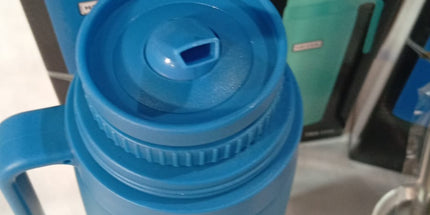 Termo de 1 litro media manija con pico vertedor, mate y bombilla